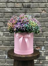 Цветочная композиция из Гипсофила и Розы в шляпной коробке в Нарзанном