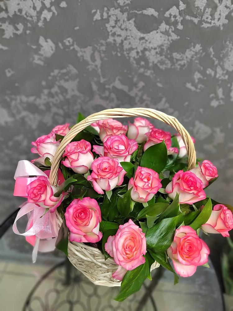 Цветочная композиция из Розы в корзине в Нарзанном