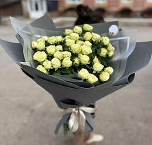 Букет Белые кустовые розы Солинеро в Нарзанном