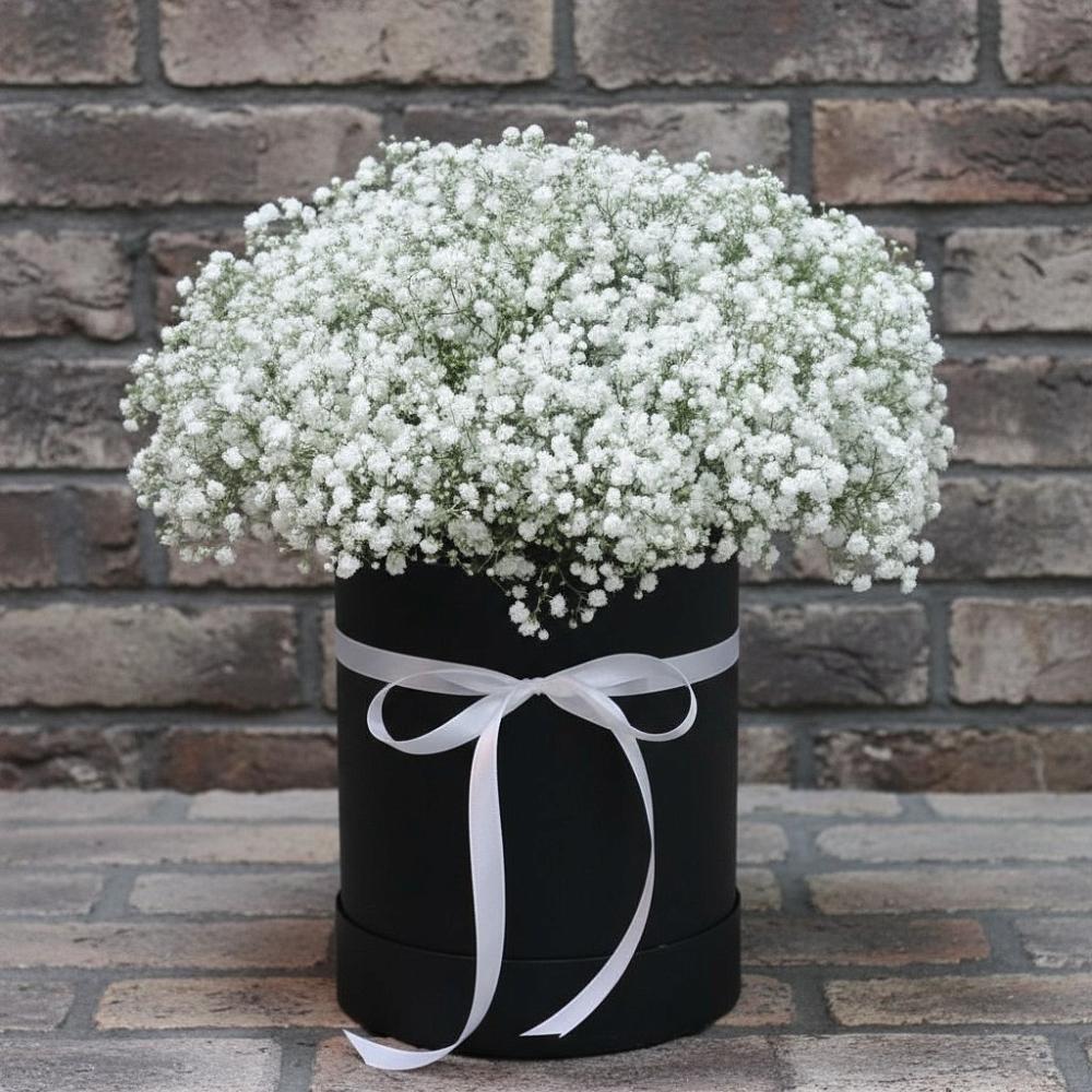 Цветочная композиция из Гипсофила в шляпной коробке в Нарзанном