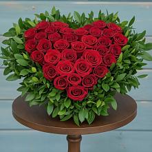 Цветочная композиция из Розы в виде сердца в Нарзанном