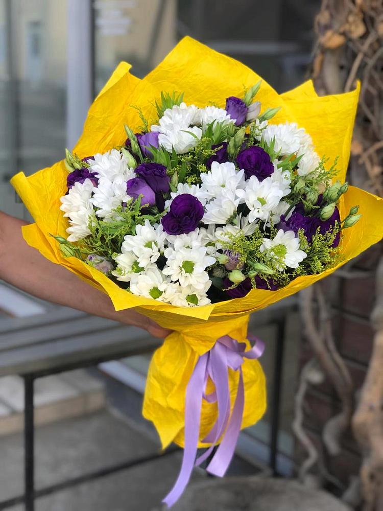 Букет цветов из: Ирисы, Хризантемы и Ромашки в Нарзанном