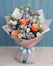 Букет цветов из:  Лизиантусы, Розы, Альстромерии и Гипсофила в Нарзанном