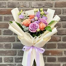 Букет цветов из:  Лизиантусы и Розы в Нарзанном