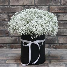 Цветочная композиция из Гипсофила в шляпной коробке в Нарзанном