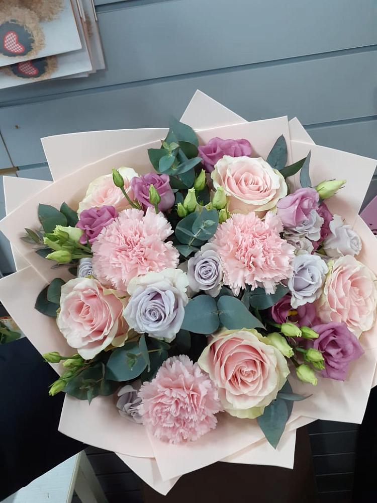 Букет цветов из: Розы, Гвоздики и Лизиантусы в Нарзанном