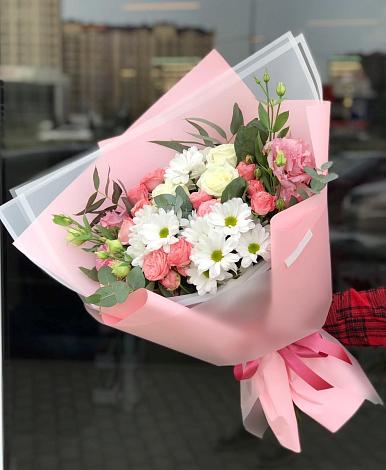 Букет цветов из: Розы, Лизиантусы и Хризантемы в Нарзанном